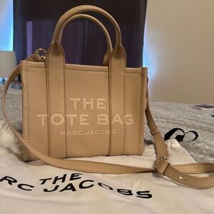 Marc Jacobs
The Leather Crossbody Tote Bag